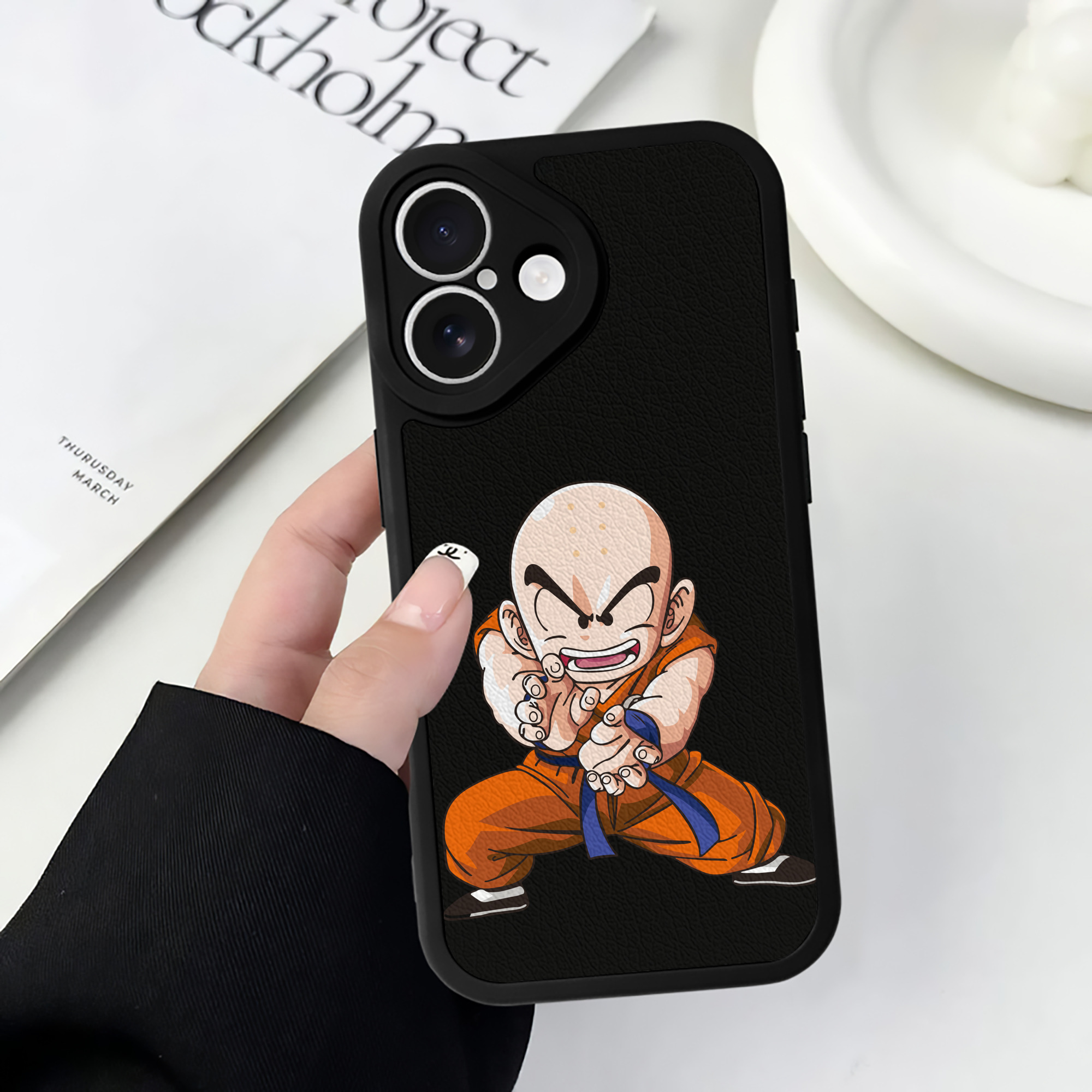 （画像用） ドラゴンボール クリリン DRAGON BALL krillin 【iPhone 16シリーズ対応】シリコンスマホケース（レザー調） 材質：シリコン